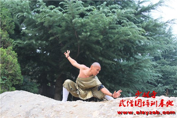 嵩山少林武校在少林景区练习正宗少林功夫！