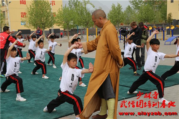 嵩山少林武术学校学生由少林延鲁武术学校创始人释延鲁大师亲自指导学习！