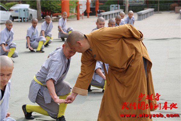 嵩山少林武术学校学生由少林延鲁武术学校创始人释延鲁大师亲自指导学习！