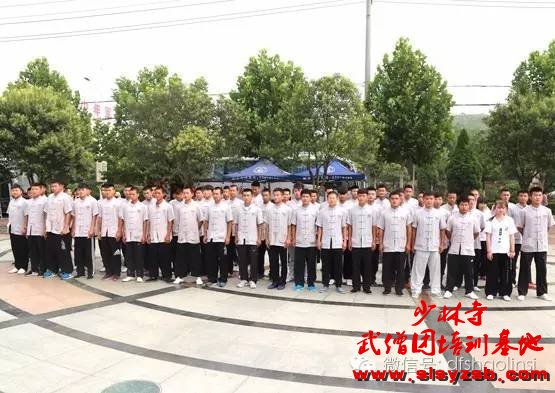少林武校教练员在登封市武林公园集体合影