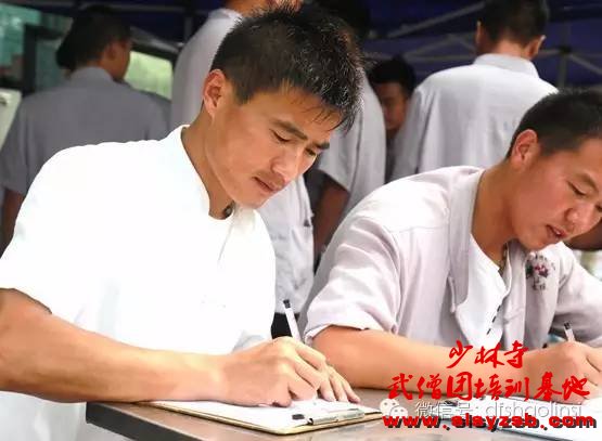 少林武校教练员认真登记个人信息