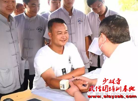 少林武校教练员排队测量血压
