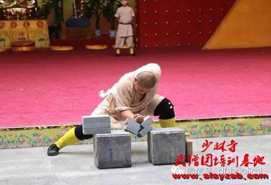 少林武术学校学员表演徒手劈砖