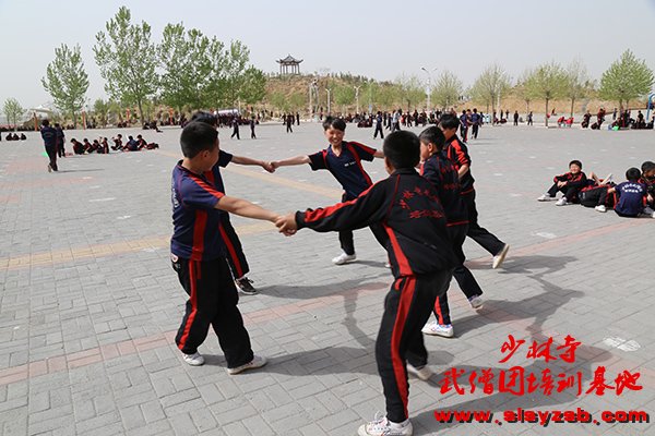 少林武术学校学员课余时间玩耍