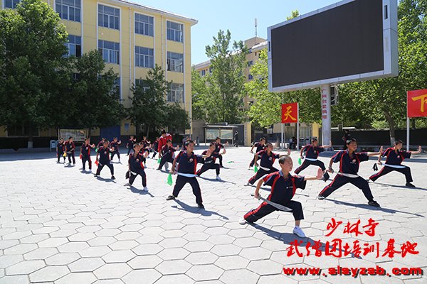 少林武术学校学员集体练少林刀法