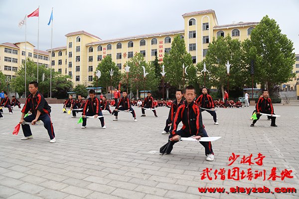 少林武术学校学员集体练习少林刀法