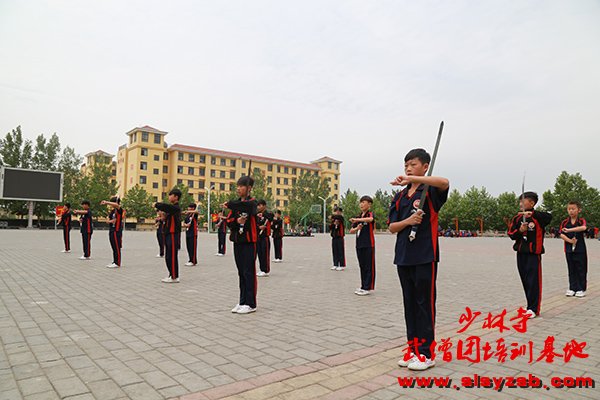 少林武术学校学员集体练习少林剑法