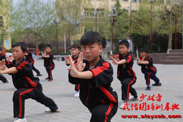 少林武术学校学员正在练习少林武术