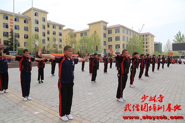 少林武术学校学员集体练习少林武术