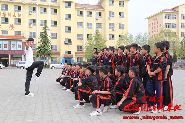 少林武术学校教练教导学员练武
