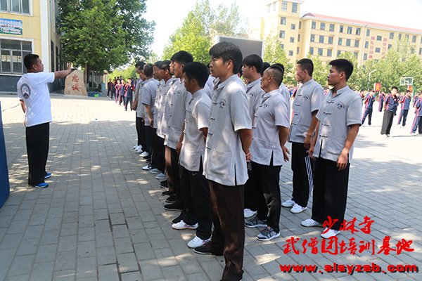 少林武术学校教练早上集训