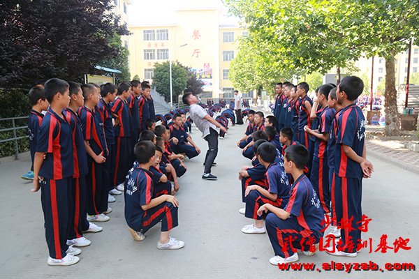 少林武术学校教练为学员演示下腰的正确做法