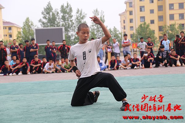 少林武术学校学员演练少林功夫