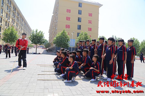 少林武术学校教练教授学员少林棍法