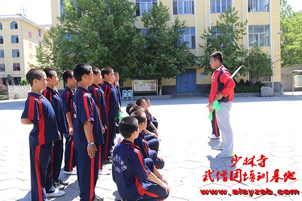 少林武校教练为学员讲解少林刀法秘诀