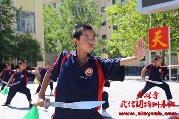 少林武校学员正在练习少林刀法