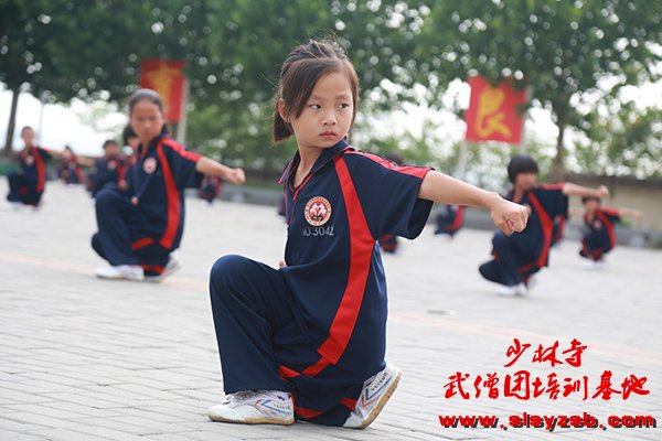 少林武术学校学员在练武场练武 少林武术学校学员在练武场练武