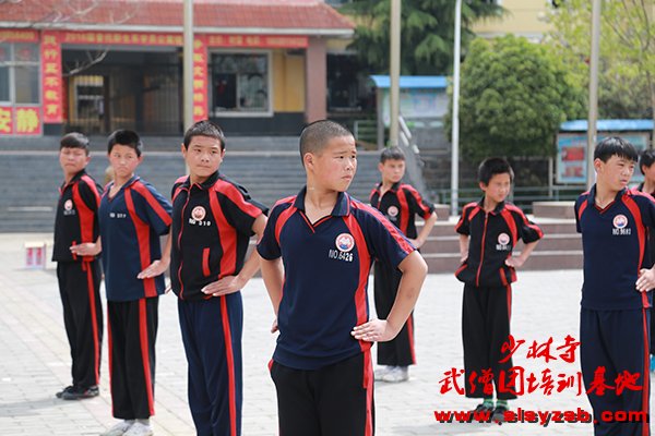 少林武术学校学员在练武场练武
