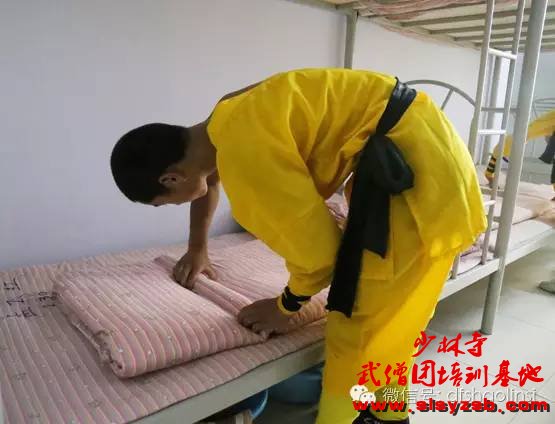 少林武术学校学员正在叠"豆腐块"被子 少林武术学校学员正在叠"豆腐块"被子