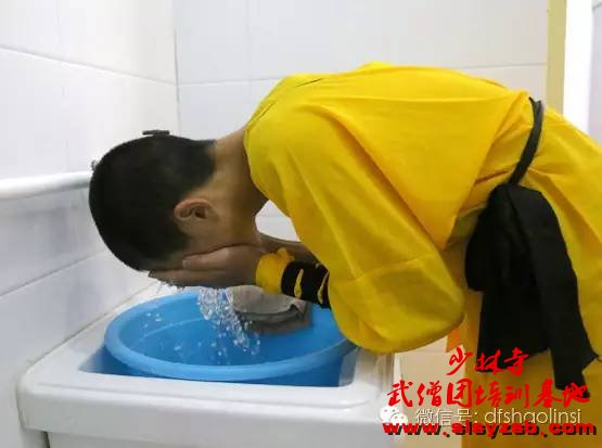 少林武术学校学员洗脸 少林武术学校学员洗脸