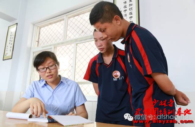 少林武术学校老师向学员讲解课堂上的疑难问题 少林武术学校老师向学员讲解课堂上的疑难问题