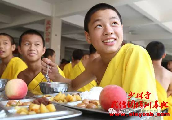 少林武术学校学员正在吃午餐 少林武术学校学员正在吃午餐
