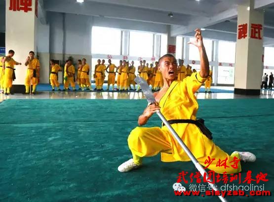 少林武术学校学员进行武术练习 少林武术学校学员进行武术练习
