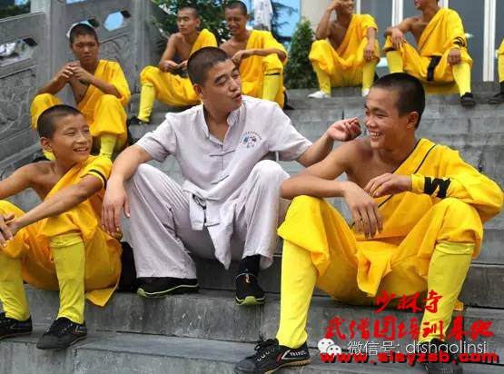 少林武术学校学员与教练课余交流 少林武术学校学员与教练课余交流