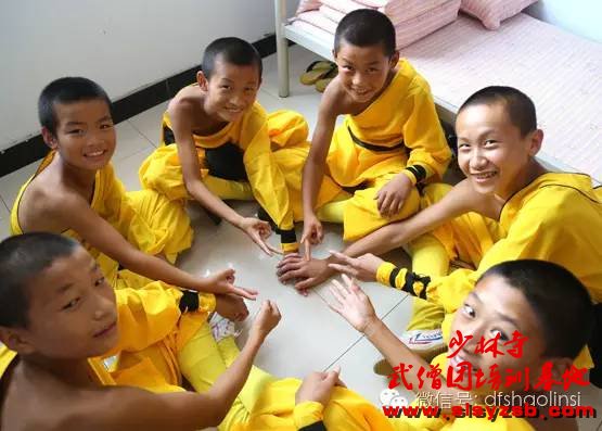 少林武术学校学员们做游戏 少林武术学校学员们做游戏