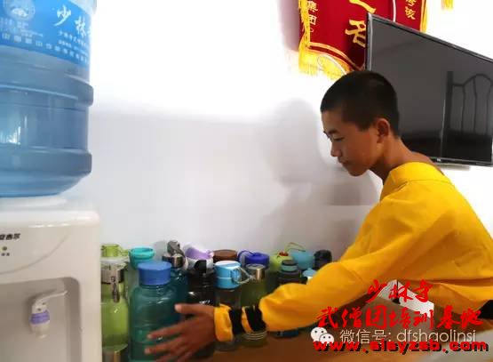 少林武术学校学员为大家准备好了一满杯水 少林武术学校学员为大家准备好了一满杯水