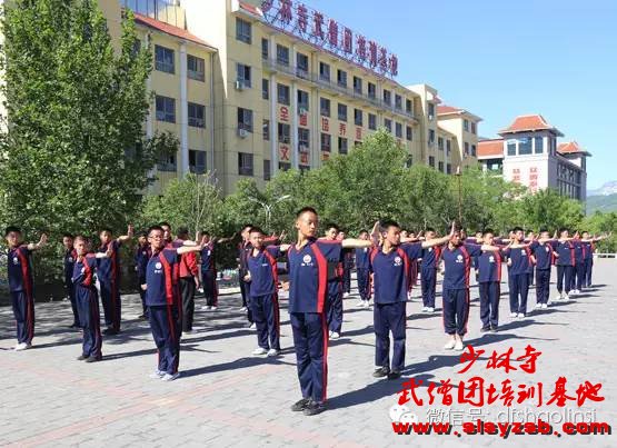 少林武术学校学员在练武场练武 少林武术学校学员在练武场练武
