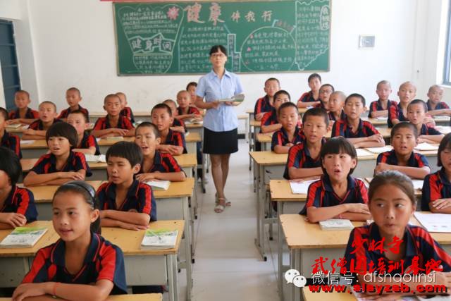 少林武术学校学员上文化课 少林武术学校学员上文化课