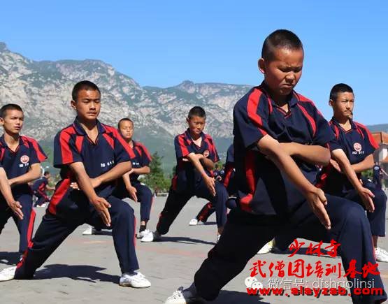 少林武术学校学员集体练武 少林武术学校学员集体练武