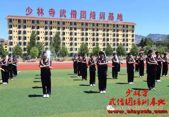 少林武术学校学员集体练少林刀法 少林武术学校学员集体练少林刀法