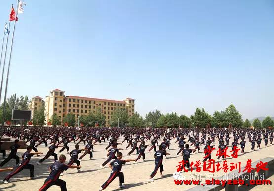 少林武术学校学员集体练少林拳 少林武术学校学员集体练少林拳