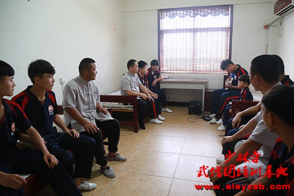 少林武术学校教练与学员在宿舍听学员谈吉他 少林武术学校教练与学员在宿舍听学员谈吉他