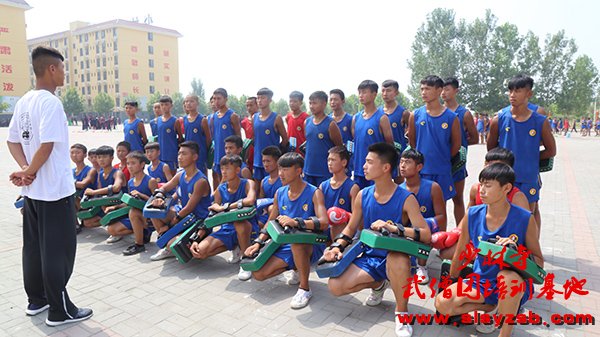 少林武术学校教练为学员讲解注意事项 少林武术学校教练为学员讲解注意事项