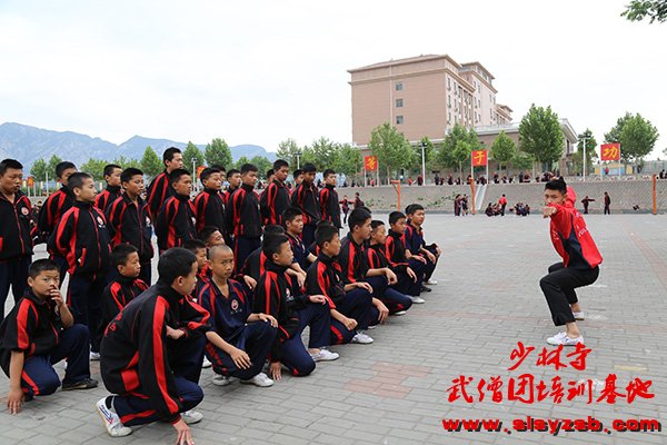 少林武术学校教练为学员讲解少林拳 少林武术学校教练为学员讲解少林拳