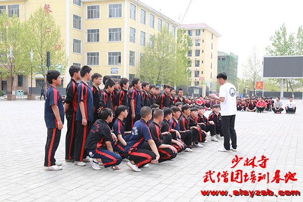 少林武术学校教练为学员讲解武术要诀 少林武术学校教练为学员讲解武术要诀