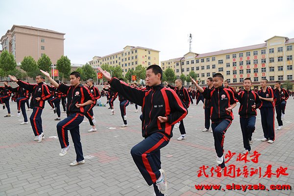 少林武术学校学员集体练武 少林武术学校学员集体练武