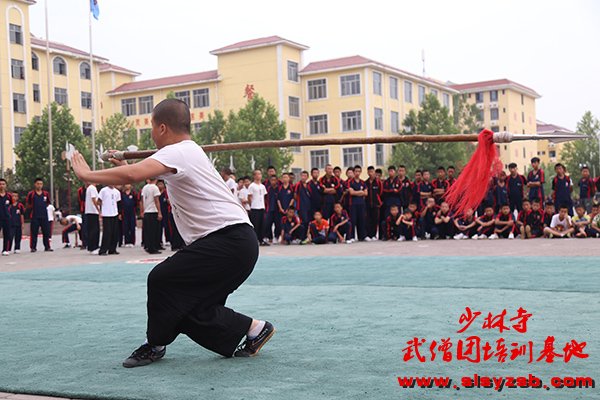 少林武术学校学员演练少林枪法 少林武术学校学员演练少林枪法