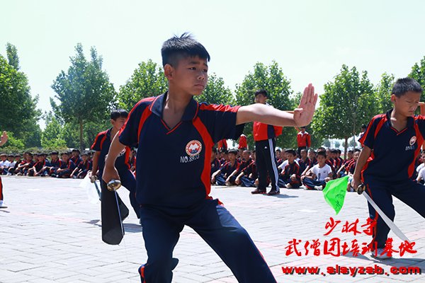 少林武术学校学员演练少林刀法 少林武术学校学员演练少林刀法