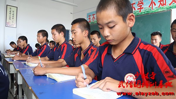 少林武术学校学员上文化课 少林武术学校学员上文化课