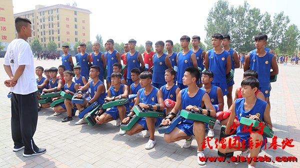少林武术学校教练为学员讲解散打知识 少林武术学校教练为学员讲解散打知识
