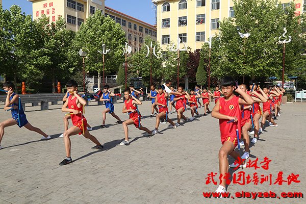 少林武术学校学员练习双节棍 少林武术学校学员练习双节棍