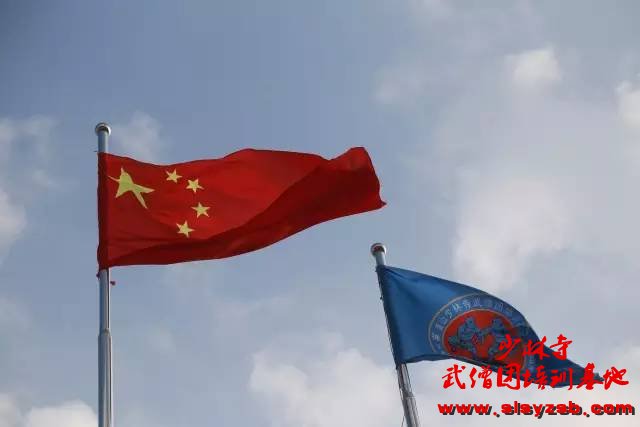 中华人民共和国国旗与少林武术学校校旗 中华人民共和国国旗与少林武术学校校旗