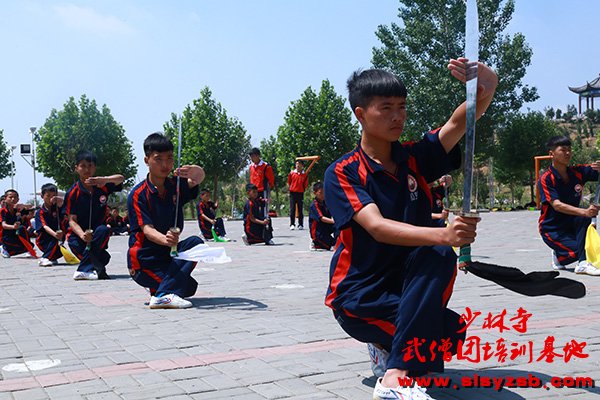 少林武术学校学员练习少林刀法 少林武术学校学员练习少林刀法