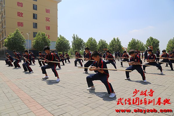 少林武术学校学员练习少林棍术 少林武术学校学员练习少林棍术