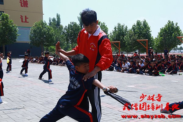 少林武术学校教练为学员纠正错误姿势 少林武术学校教练为学员纠正错误姿势