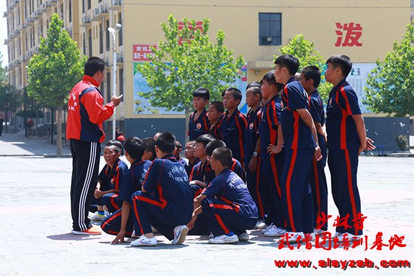 少林武术学校教练为学员讲解少林功夫 少林武术学校教练为学员讲解少林功夫